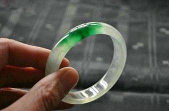 如何挑选好的翡翠 翡翠的种水是挑选关键   第1张