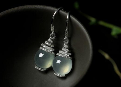 翡翠耳钉市场价 一对小翡翠耳钉价格   第2张