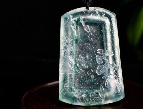 山水翡翠适合什么人戴 女性可以戴吗   第1张