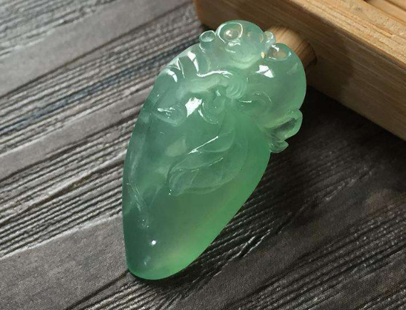 绿晴底翡翠怎么样 价格一般是多少钱   第2张