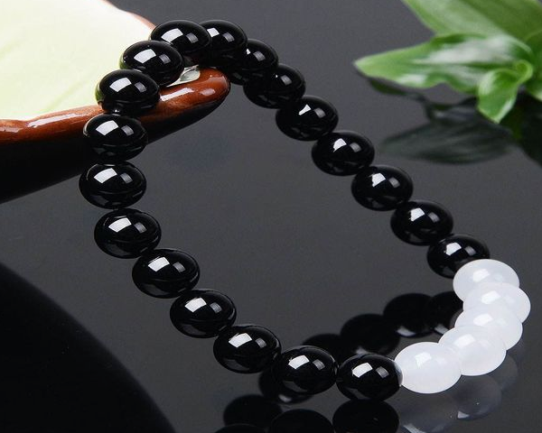 黑玛瑙怎么辨别真假 常见的造假黑玛瑙有哪些 