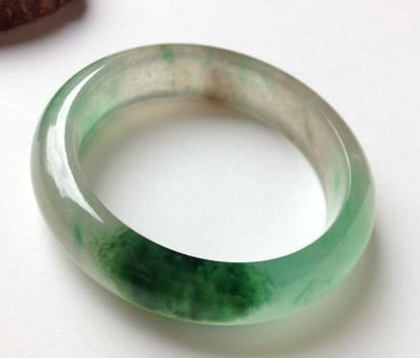 绿翡翠手镯价格 绿翡翠手镯价格及图片   第3张