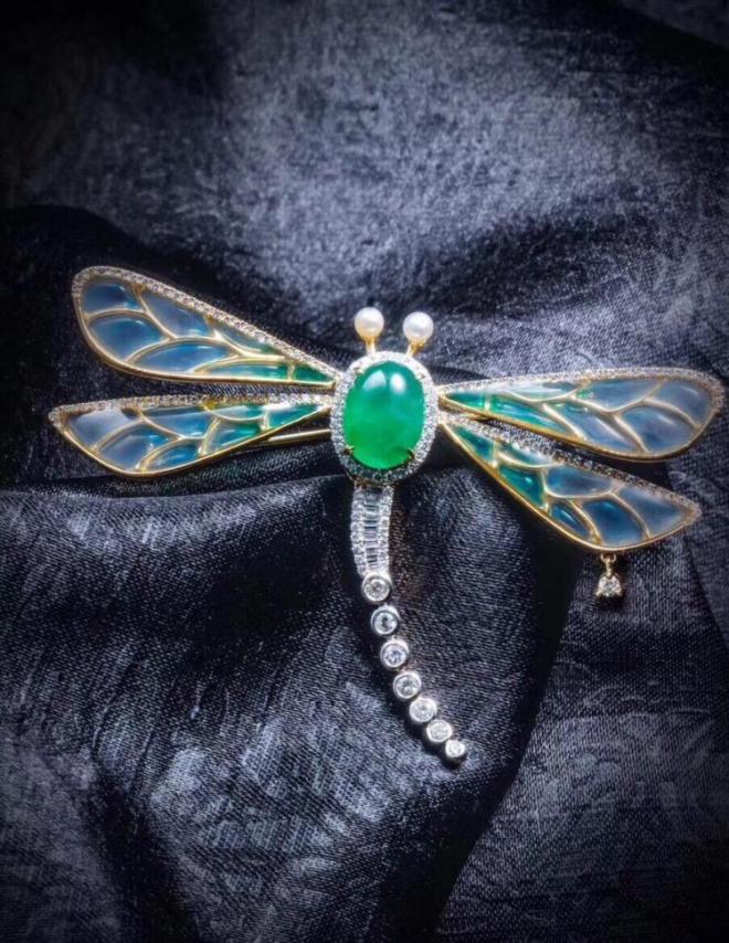 翡翠蜻蜓胸针有哪些款式 佩戴翡翠蜻蜓胸针的方法