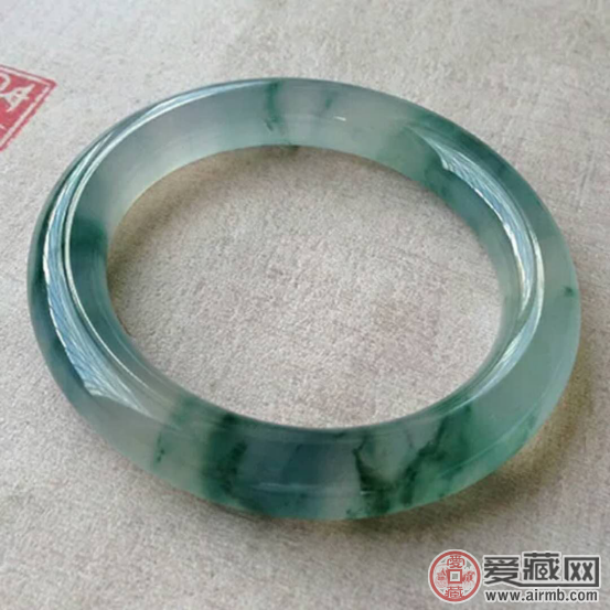 翡翠玉镯挑选需要考虑哪些因素？   第1张