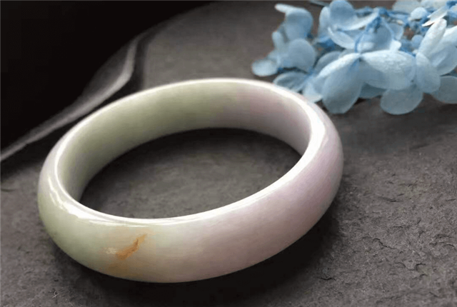 不同年龄适合的翡翠手镯不一样，什么颜色更适合你？   第1张
