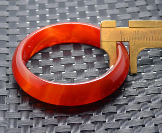 玛瑙手镯戴哪个手好 佩戴玛瑙手镯有什么讲究   第1张