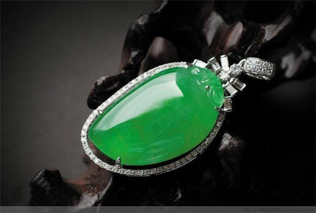 冰糯种翡翠挂件价格多少？冰糯种翡翠挂件适合送给谁？   第1张