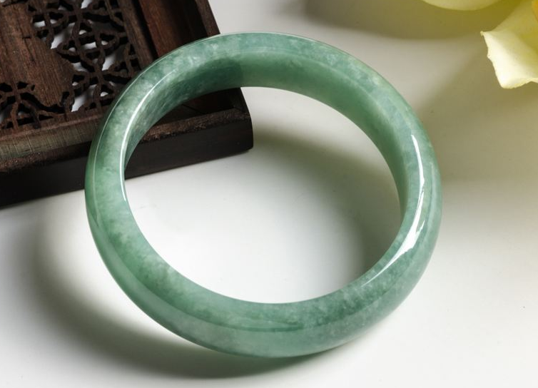 豆种翡翠手镯价格大约是多少及图片   第1张