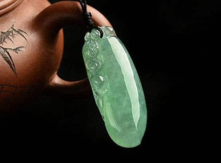 晴底翡翠图片 晴底翡翠价格以及图片   第2张