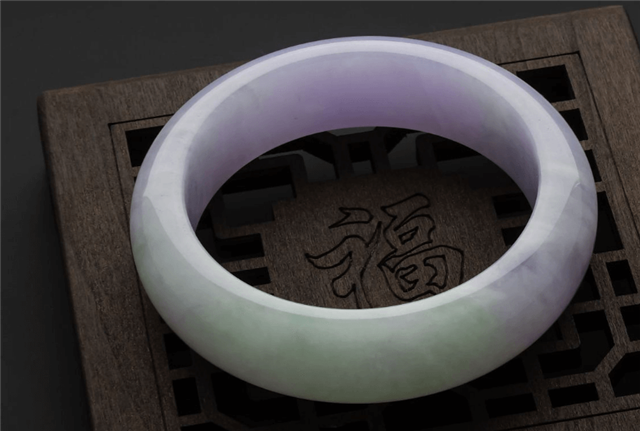 翡翠手镯都有哪些颜色？春带彩翡翠手镯是什么颜色？   第2张