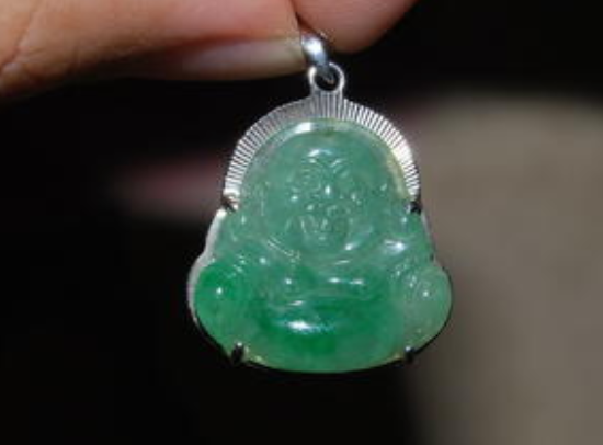 翡翠吊坠批发多少钱 翡翠吊坠批发价格贵吗   第2张