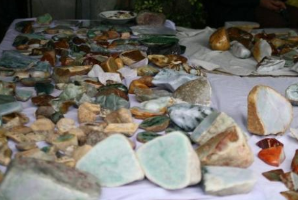 翡翠批发市场在哪里 我国主要的翡翠批发市场   第2张