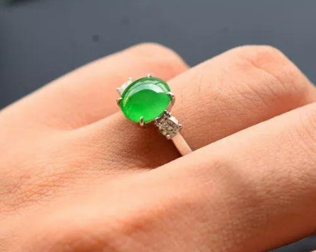 翡翠戒指的寓意 男女佩戴翡翠戒指的寓意是什么   第1张