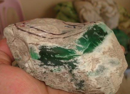 懂得了翡翠赌石的“十不信”，你还会傻傻的赌原石吗   第4张