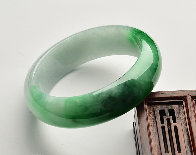 怎么选择玉手镯质量 市场价格是多少 