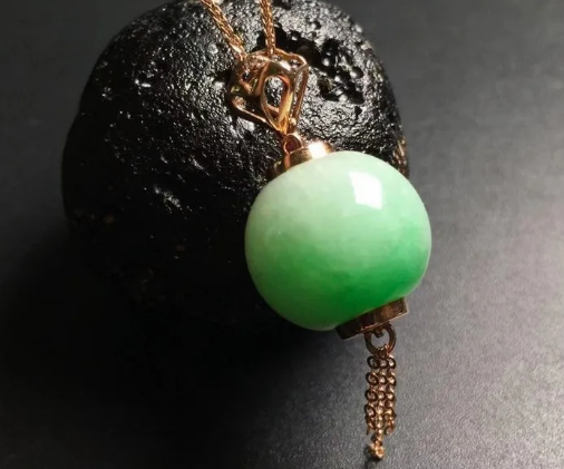 一块翡翠真品市场价格 翡翠真品价格如何   第2张