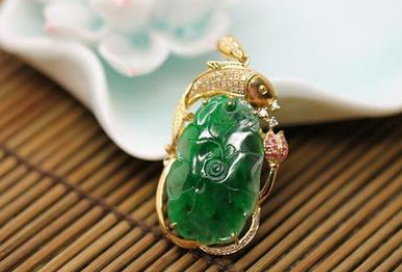 戴翡翠吊坠的好处 戴翡翠吊坠的好处和注意事项   第2张