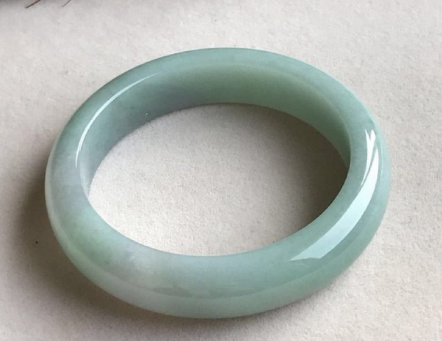 糯种翡翠手镯价格 糯种翡翠手镯多少钱一个   第1张