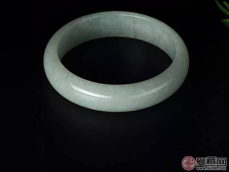 翡翠手镯戴哪只手比较好?右手可以吗? 