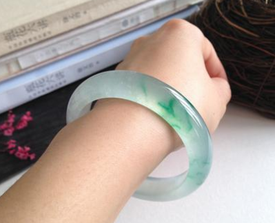 翡翠手镯带哪只手 翡翠手镯的佩戴方法 第1张