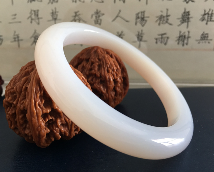 白玉手镯多少钱 白玉手镯价格及图片   第2张
