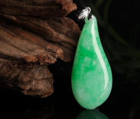 一般翡翠吊坠多少钱 翡翠吊坠的价钱   第2张