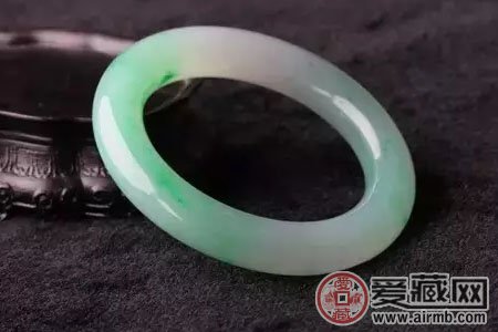 翡翠玉手镯应该怎么戴 