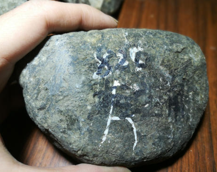 格英角翡翠原石特点   第1张