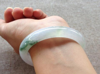 翡翠手镯的功效与作用都有哪些 第1张