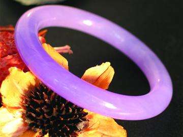 淡紫色翡翠手镯价格是多少？粉紫色翡翠手镯怎么选购？   第1张