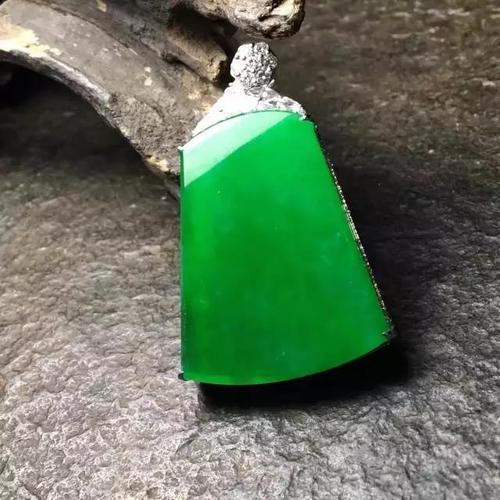 素身翡翠比雕花翡翠贵的原因  素身翡翠与雕花翡翠的区别 