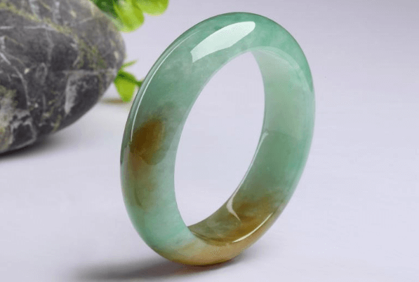 翡翠镯子上有哪些瑕疵 翡翠镯子上的瑕疵怎么区分