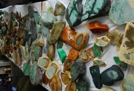 云南瑞丽翡翠市场 去云南瑞丽买翡翠需注意什么   第2张