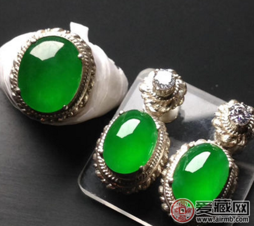 翡翠知识小讲堂：什么是帝王绿翡翠，帝王绿翡翠市场价受什么影响 