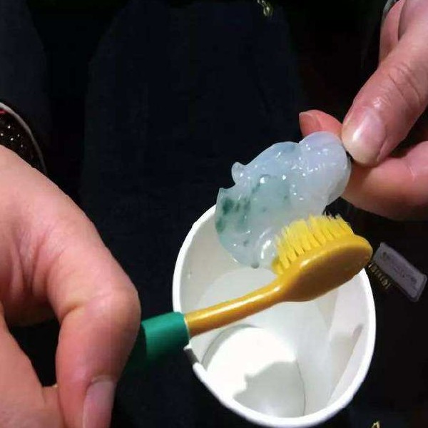 如何清理玉器上顽固污渍 玉石清洗方法 