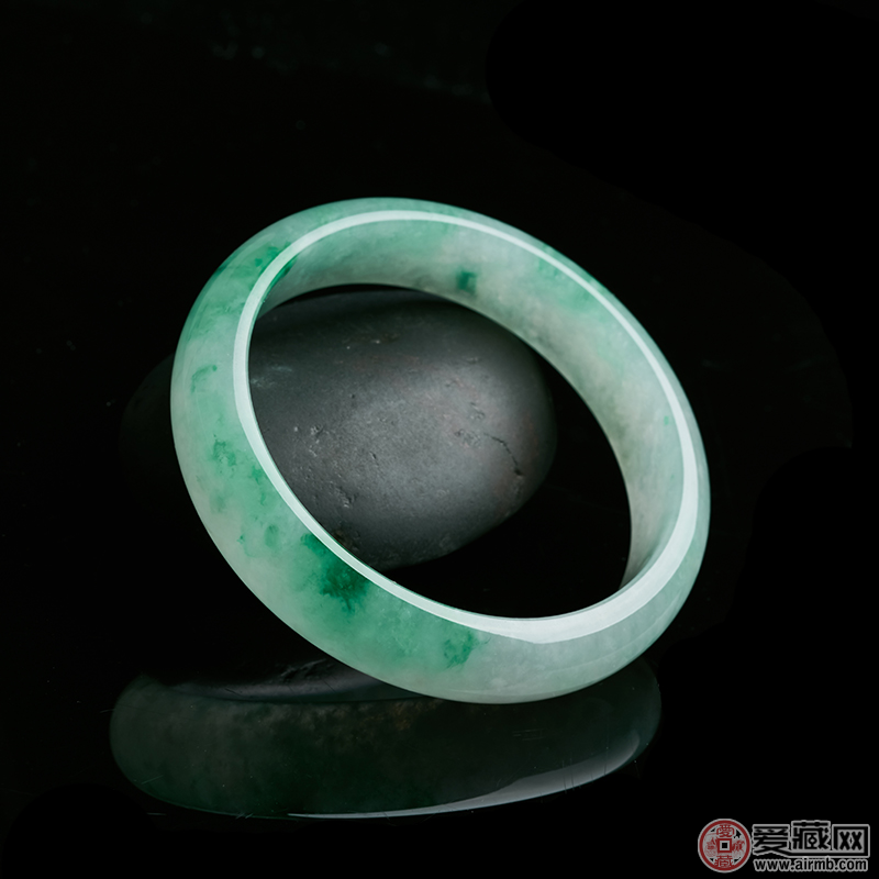 怎么挑选A货飘花翡翠手镯的飘花？A货飘花翡翠手镯挑选知识   第1张