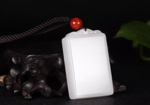 男人戴翡翠好还是玉好 男人戴什么玉最好 第1张