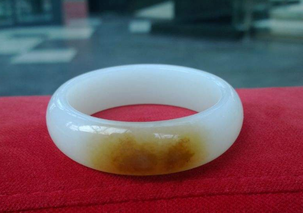 山料和田玉手镯多少钱一克   第1张