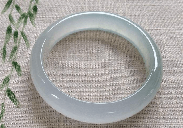 白色的冰种翡翠手镯多吗？价格会不会很高？   第1张