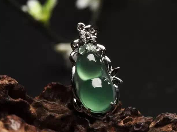 翡翠和和田玉哪个贵 和田玉比翡翠还贵？   第1张