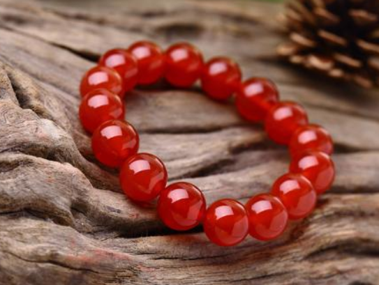 女生戴红玛瑙还是黑玛瑙 红玛瑙和黑玛瑙功效 第1张