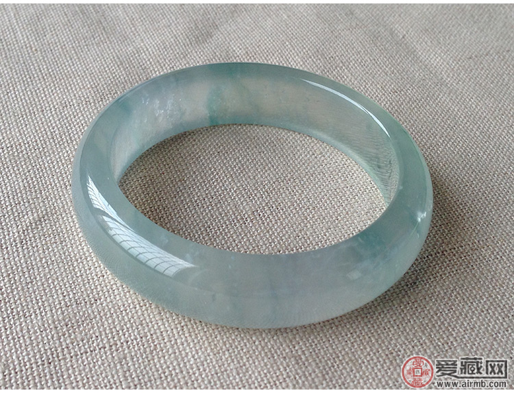 翡翠手镯和玉手镯哪个好？有什么区别？   第1张