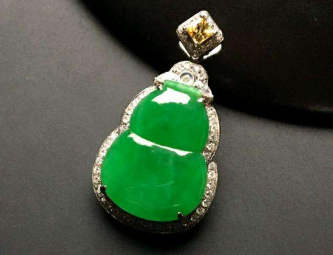 玻璃种满绿翡翠多少钱 玻璃种满绿翡翠及价格   第1张