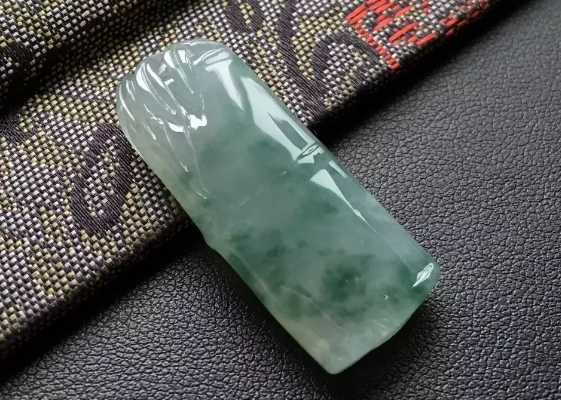 翡翠挂坠多少钱 翡翠挂坠价格及挑选   第2张