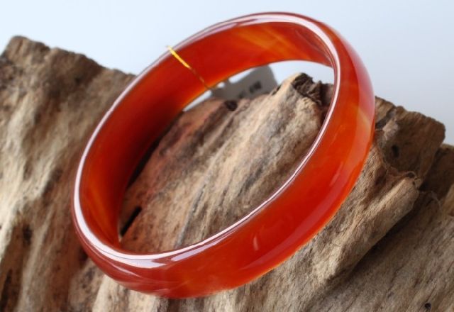 翡翠手镯什么颜色好？如何选择自己适合的翡翠手镯？   第2张