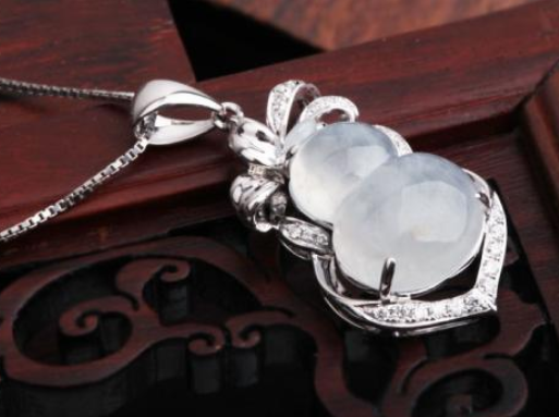 镶嵌翡翠吊坠多厚为好 如何挑选镶嵌翡翠吊坠   第1张