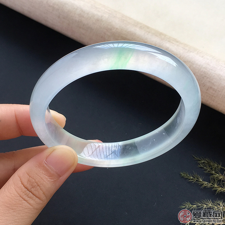 纯洁的冰种翡翠多少钱呢？ 