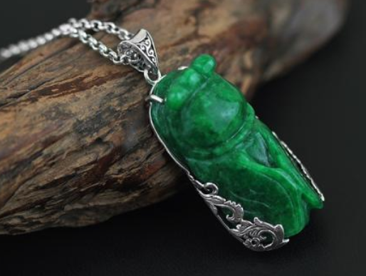 铁龙生翡翠挂件价格 翡翠铁龙生挂件可以入手吗   第1张