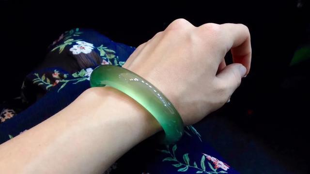 几万，几十万的翡翠和几百万的，差别居然在这里！   第2张