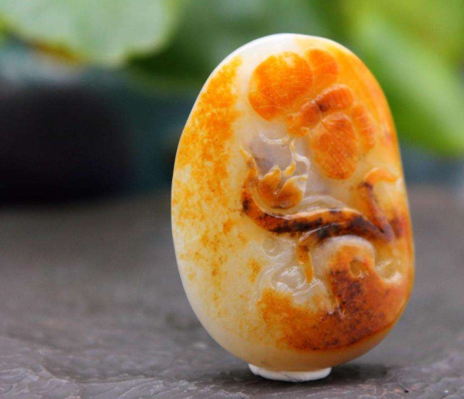 和田玉带黄皮好吗 和田玉带黄皮值钱吗   第1张